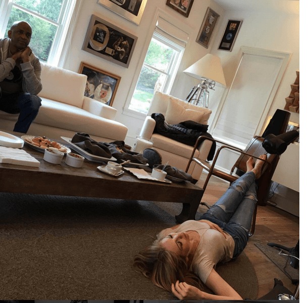 ¿PIes descalzos? no, Thali no hará la segunda parte del disco de Shaki, pero sí se relaja sin zapatos, para que llegue la concentración.