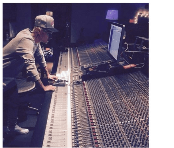 Muy profesional y pendiente de cada detalle, Justin checa que nada falle.