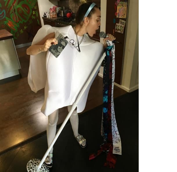 ... Y también cuando se baja de él, esta muchacha siempre es muy locochona.