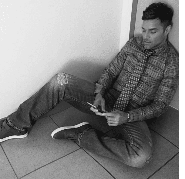 El mensajito coqueto en lo que llega el próximo show. así se despeja el cantante, quien está confirmado para Latin GRAMMY.