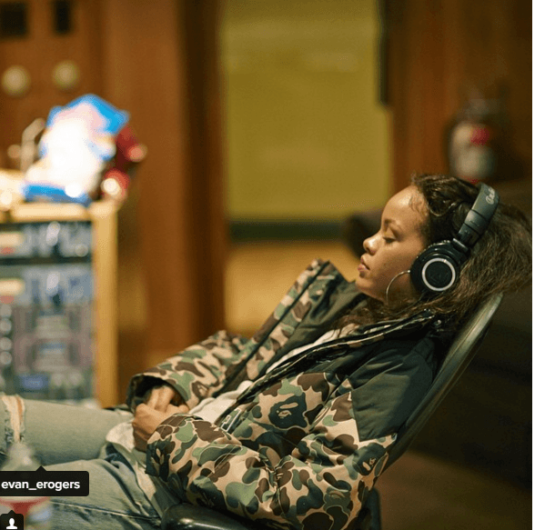 ¿Un sueñito? Rihanna carga pilas mientras llega la hora de cantar, con sus audifonos para poderse relajar.