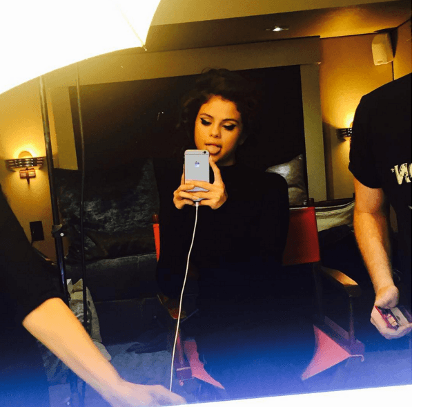 Y Selena aprovecha sus ratos libres para hacer caras y gestos, ¡pal face!