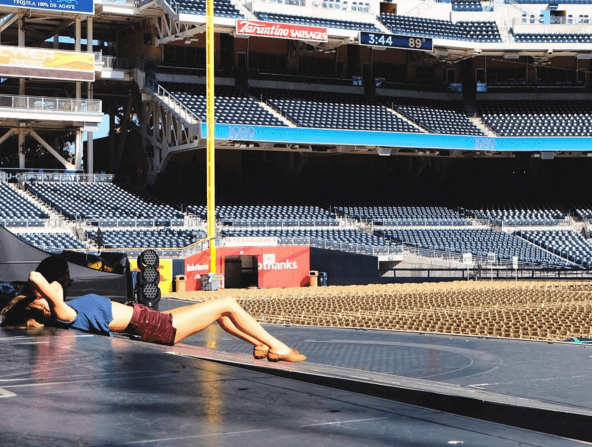 Y así se veía antes de que el estadio se viera abarrotado. Y ella, aprovecha para tomar un poco de sol.