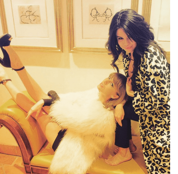 Pero entre cada show se da tiempo para estar con sus amigas. En esta imagen las BFF se preparan y consienten, antes de subir juntas al escenario.