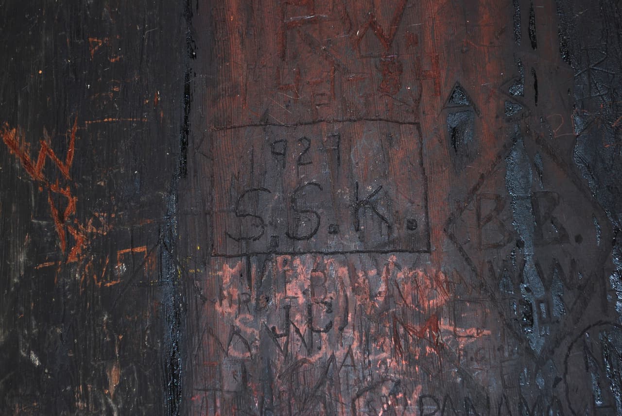 Los visitantes han tallado sus nombres dentro de los túneles durante décadas. Alguien con las iniciales SSK dejó su huella en 1927.