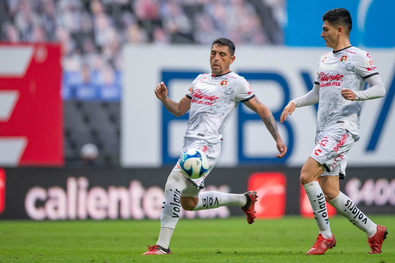 En un duelo muy cerrado, las anotaciones de Maxi Meza y Mauro Manotas hacen que Monterrey y Tijuana dividan los puntos. Los regios acumulan una racha de tres encuentros sin poder ver la victoria. Con el empate Xolos se mantiene en la cuarta posición de la tabla con 13 unidades.