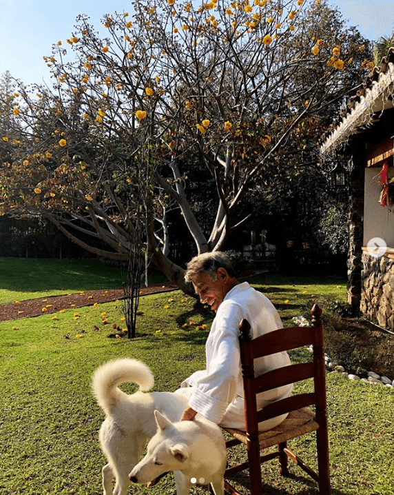 "
<b><a href="https://www.univision.com/famosos/hector-suarez-es-operado-de-la-vejiga-con-exito-y-su-hijo-agradece-el-apoyo-de-sus-seguidores-fotos" target="_blank">Nos tomó de imprevisto</a></b> a todos […], pero Dios sabe por qué hace estas cosas". 
<br>