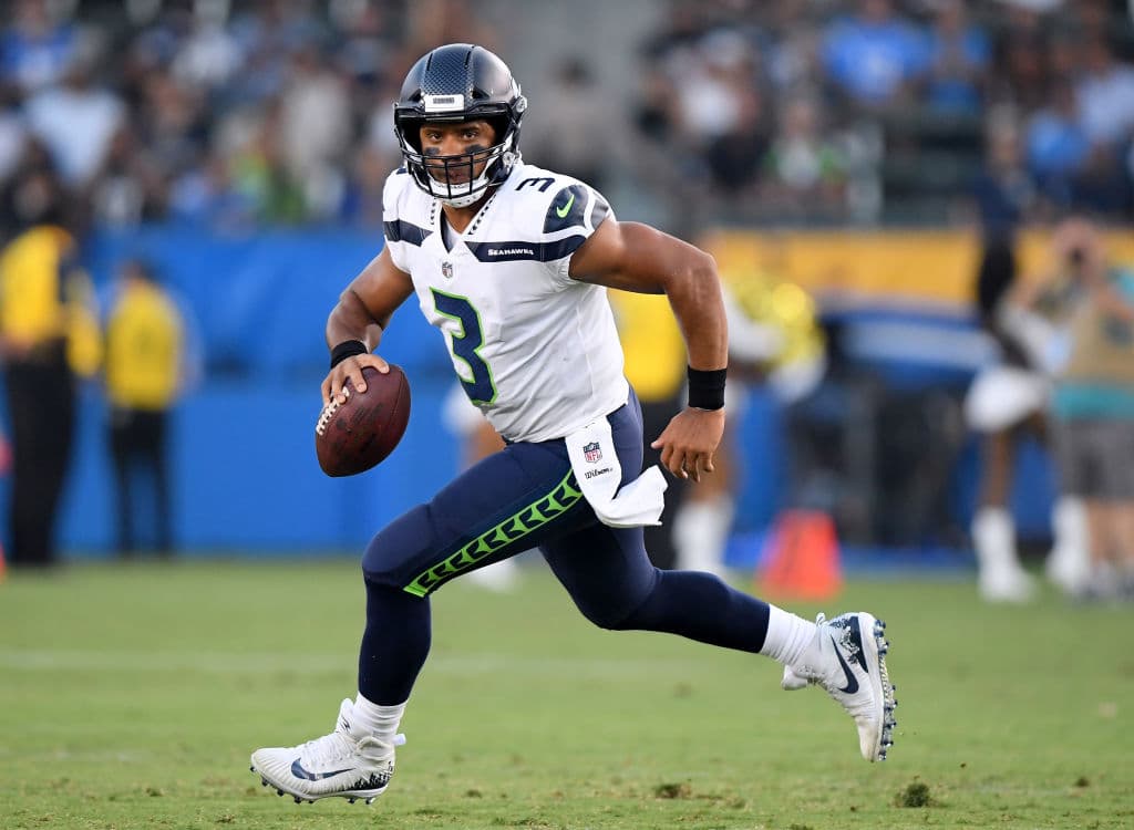 4) 
<b>Russell Wilson, Seattle Seahawks</b>. Rozó las 4 mil yardas por aire, aunque irónicamente se perdió por primera vez en su carrera los Playoffs. Minimizado por su tamaño, es la navaja suiza como QB.