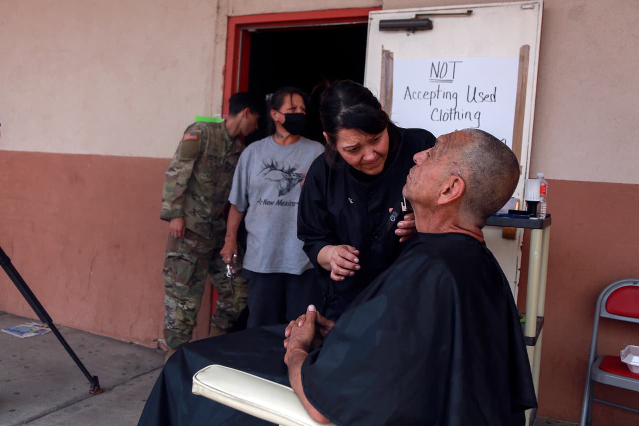 Jessica Aragón corta el pelo a Domingo Martinez en un refugio para evacuados en Las Vegas, Nuevo México. Martinez abandonó su hogar, al noreste de la localidad, para buscar un sitio más seguro para él y su hijo. Este fin de semana entró en vigor una advertencia de bandera roja y los bomberos predijeron que sería otro "evento de viento histórico de varios días que podría resultar en un comportamiento extremo del fuego".