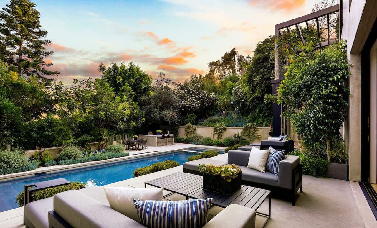 ¿Se celebrará en esta alberca el primer cumpleaños de 
<b><a href="https://www.univision.com/entretenimiento/guardaespaldas-de-kylie-jenner-niega-ser-el-padre-de-stormi">Stormi, la única hija de Kylie Jenner y Travis Scott</a></b>? Si así lo quisieran, su nueva casa lo permite.