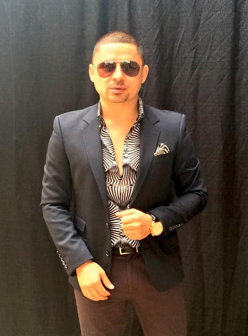 Por muy cansado que se encuentre, siempre lo verás como todo un muñeco; vestido muy a la moda, y presumiendo los nuevos regalitos que constantemente se da.