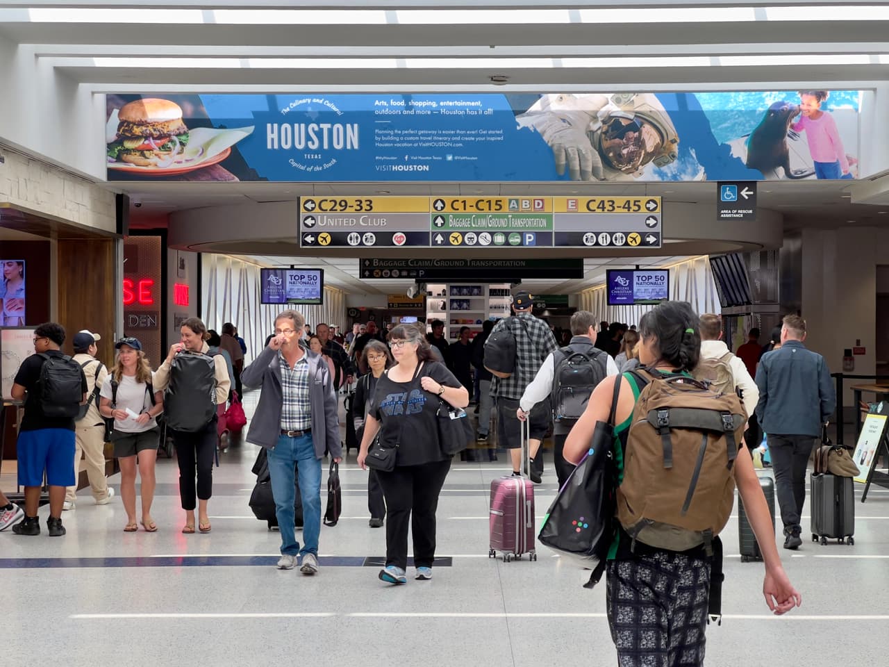 Arrestan a un pasajero acusado de estar ebrio y rasguñar a un oficial en el aeropuerto George Bush