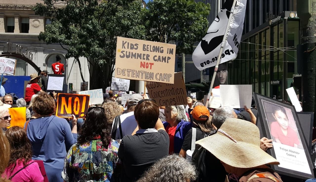 Más de 180 protestas se llevaron a cabo este martes como parte de una jornada nacional que exige el cierre de centros de detención para inmigrantes en la frontera sur, esto luego de que se hicieran públicos los reportes de las condiciones inhumanas en la que los tienen.