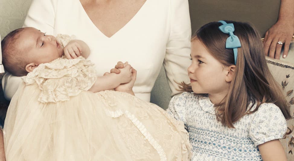 Los seguidores de la realeza no demoraron en suspirar al notar
<b>cómo la princesa miraba al pequeño Louis mientras sostenía su mano</b>. Su cara dista muchísimo de
<a href="https://www.univision.com/entretenimiento/muy-seria-la-princesa-charlotte-acompano-a-su-hermano-el-principe-louis-el-dia-de-su-bautizo-video">la seriedad que proyectó</a> antes de entrar a la ceremonia.