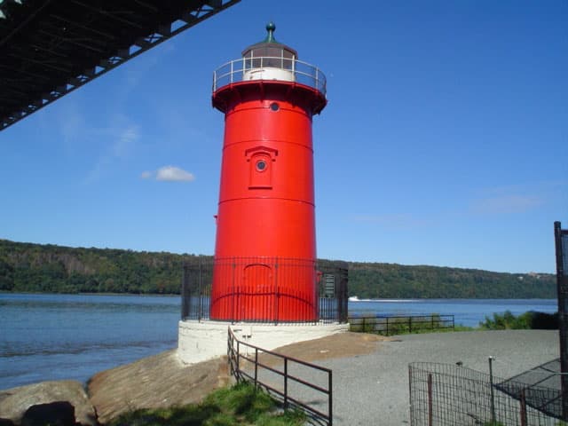Si estás buscando actividades para los niños, 
<b>The Little Red Lighthouse</b>, es tu opción. Se encuentra en Fort Washington Park a lo largo del río Hudson en Manhattan, bajo el puente George Washington.