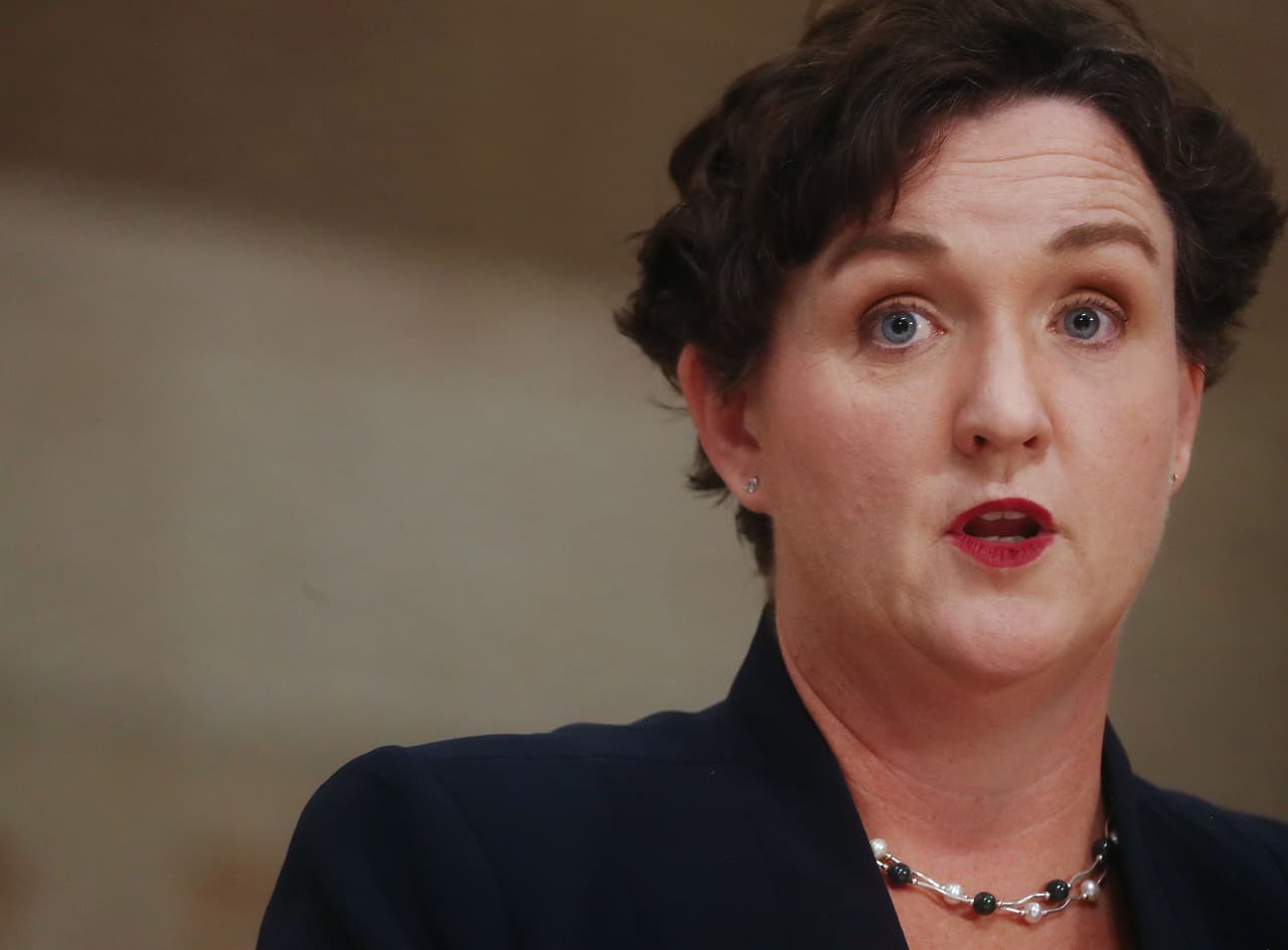 <b>Katie Porter</b>, la congresista, es una experta en estudiar bancarrotas y confrontar con cifras a líderes farmacéuticos