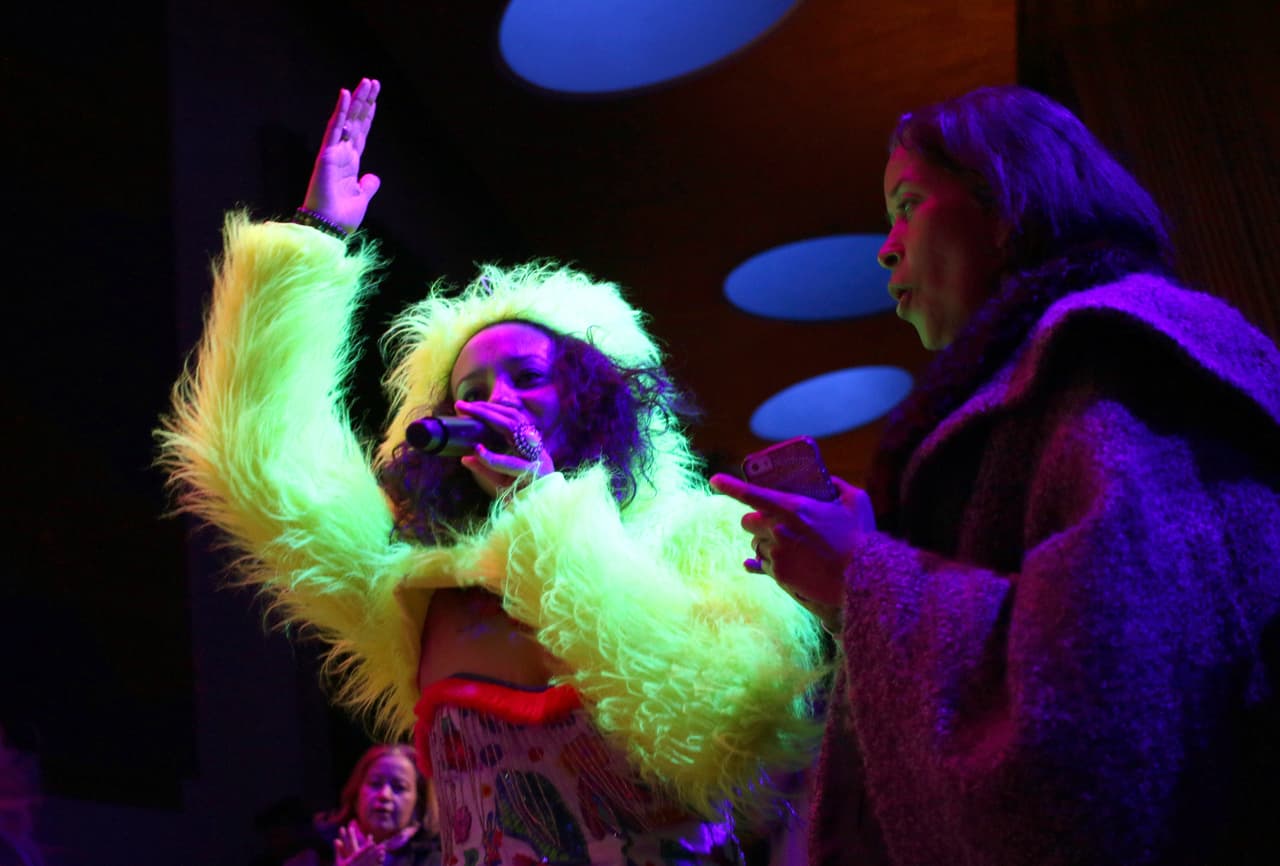Mariana Yegros compone, canta y rapea. Sobre el escenario es pura energía.