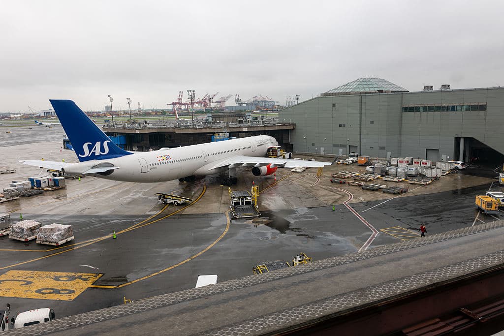 Los controladores aéreos han enfrentado múltiples desafíos críticos: perdieron el radar y las comunicaciones con los aviones durante aproximadamente 60-90 segundos, experimentaron fallas en los equipos de telecomunicaciones, y sufrieron apagones en tres de las cuatro pantallas de radar. Estos eventos traumáticos llevaron a varios controladores a tomar licencia médica bajo la Ley de Compensación para Empleados Federales, requiriendo una evaluación médica antes de poder regresar al trabajo. La situación se agrava por la escasez preexistente de personal en la instalación TRACON de Filadelfia, que ya estaba operando con personal reducido.