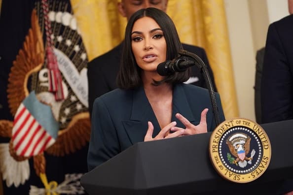"Y le prometí el caso de 
<b><a href="https://www.univision.com/entretenimiento/kim-kardashian-logra-su-mision-en-la-casa-blanca-trump-conmuta-pena-a-una-convicta-dias-despues-que-se-lo-pidio-video" target="_blank">Alice Johnson</a></b>, a quien el presidente le concedió el indulto. Después de eso realmente pasé mucho tiempo yendo a diferentes prisiones porque realmente no tenía conexión con nadie en el interior".