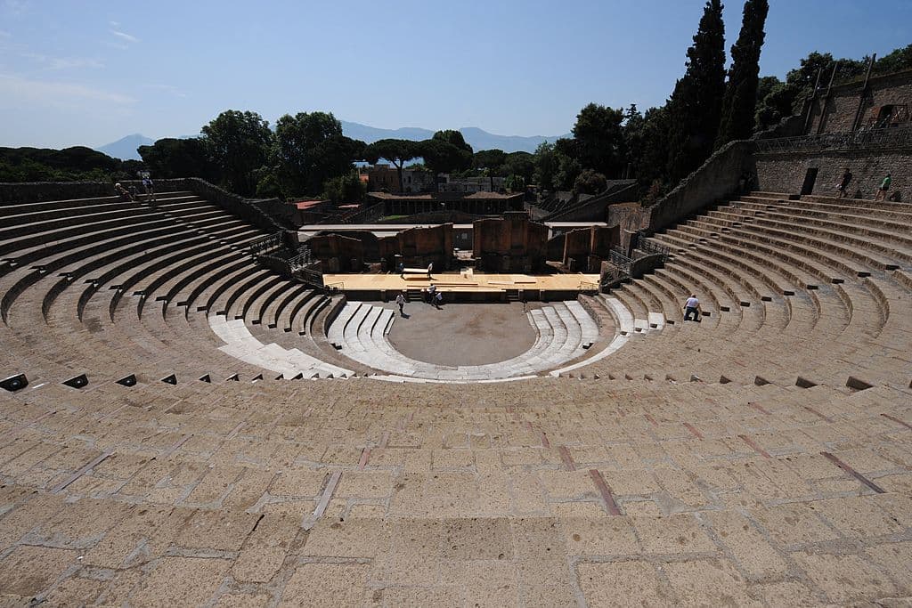 La maravillosa ciudad de Pompeya recientemente ha sido objeto de importantes restauraciones entre las que se encuentran el anfiteatro, el último del imperio romano, y
<b>una colección de anticuario</b> que fue presentado también a principios de este año.