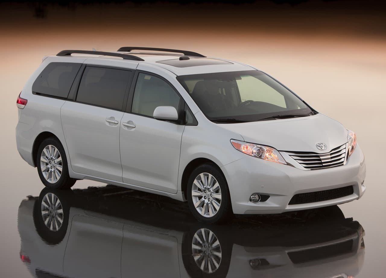 <b>Toyota Sienna – Primer lugar en el segmento de las minivans usadas</b>
<br>
<br>Depreciación a 5 años: 50.6%
<br>Calificación promedio de seguridad de la NHTSA: 4.76
<br>
<br>La única minivan que ofrece tracción en las cuatro ruedas, la Toyota Sienna es una opción popular entre las familias que desean un medio de transporte confiable, seguro y funcional. Además, la Sienna se encuentra entre los modelos con más posibilidades de superar las 200,000 millas de recorrido, lo que significa que resiste la prueba del tiempo y los largos viajes familiares. En promedio, este modelo puede ser adquirido en 2020 con 5 años de antigüedad por $25,043.