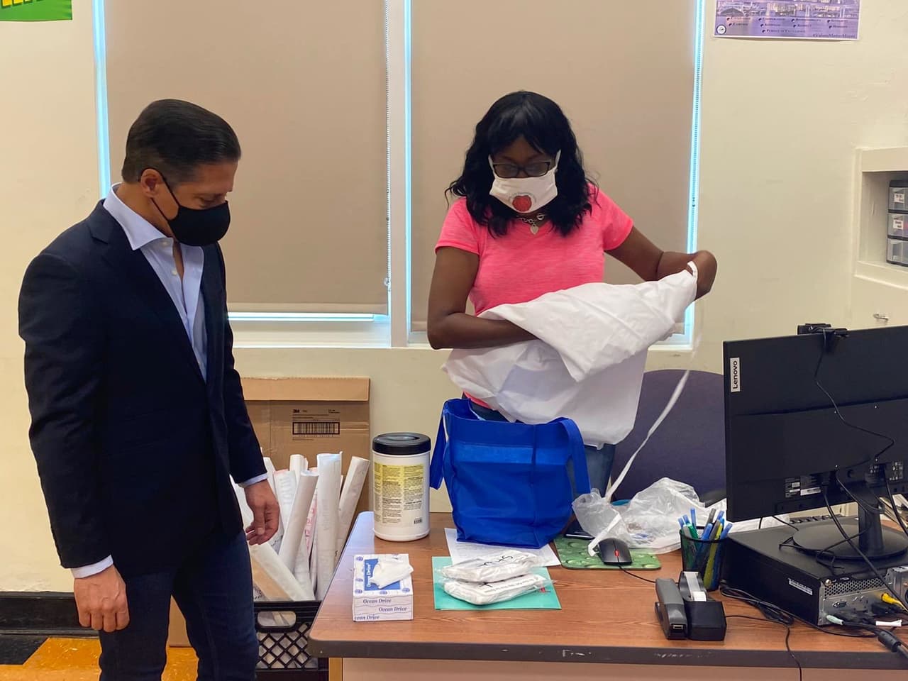 Autoridades escolares podrían no cobrar su salario si imponen las máscaras en escuelas de Florida