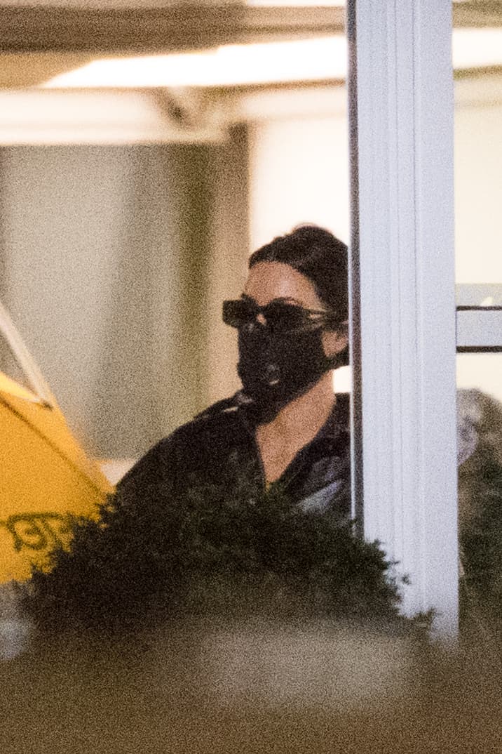 Llegó junto 
<b><a href="https://www.univision.com/famosos/en-pijama-y-viajando-en-limusina-mira-la-singular-fiesta-que-kourtney-kardashian-le-hizo-a-su-hija-video" target="_blank">con su hija Penélope</a> </b>para estar presente durante la Semana de la Moda de París. Hasta esa ciudad también llegó su hermana Kim.
<br>