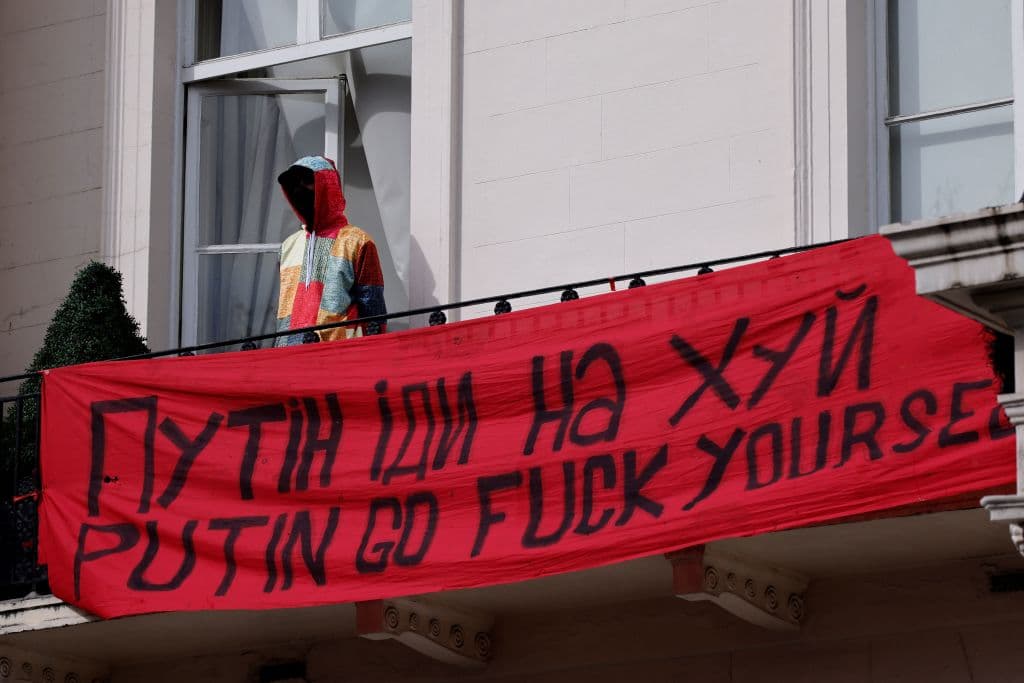 Los okupas dijeron en un comunicado que 
<b>no tienen intención de instalarse de forma indefinida</b> ni de dormir en la propiedad y la ocupación pretende servir de acto de rechazo contra la invasión de las tropas rusas a Ucrania.