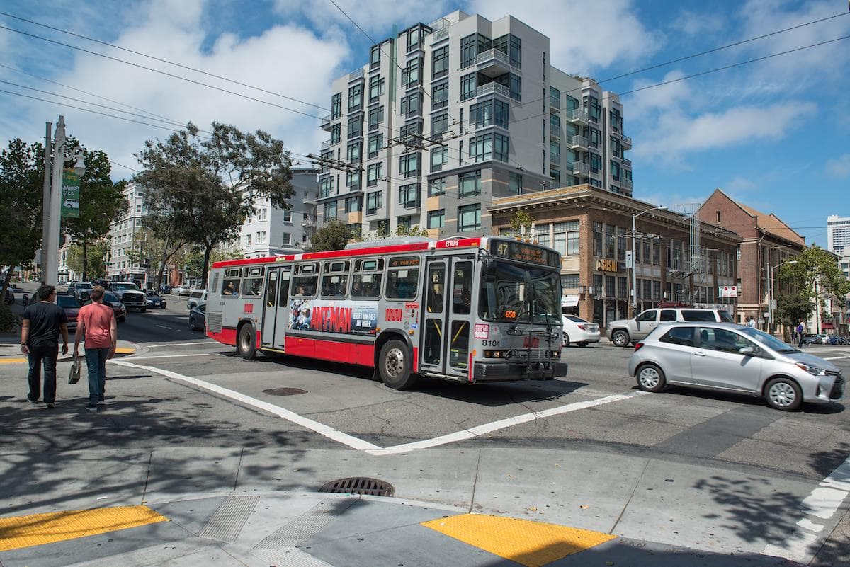 Arrestan a hombre por robar autobús de pasajeros y chocar con más de 10 vehículos en San Francisco