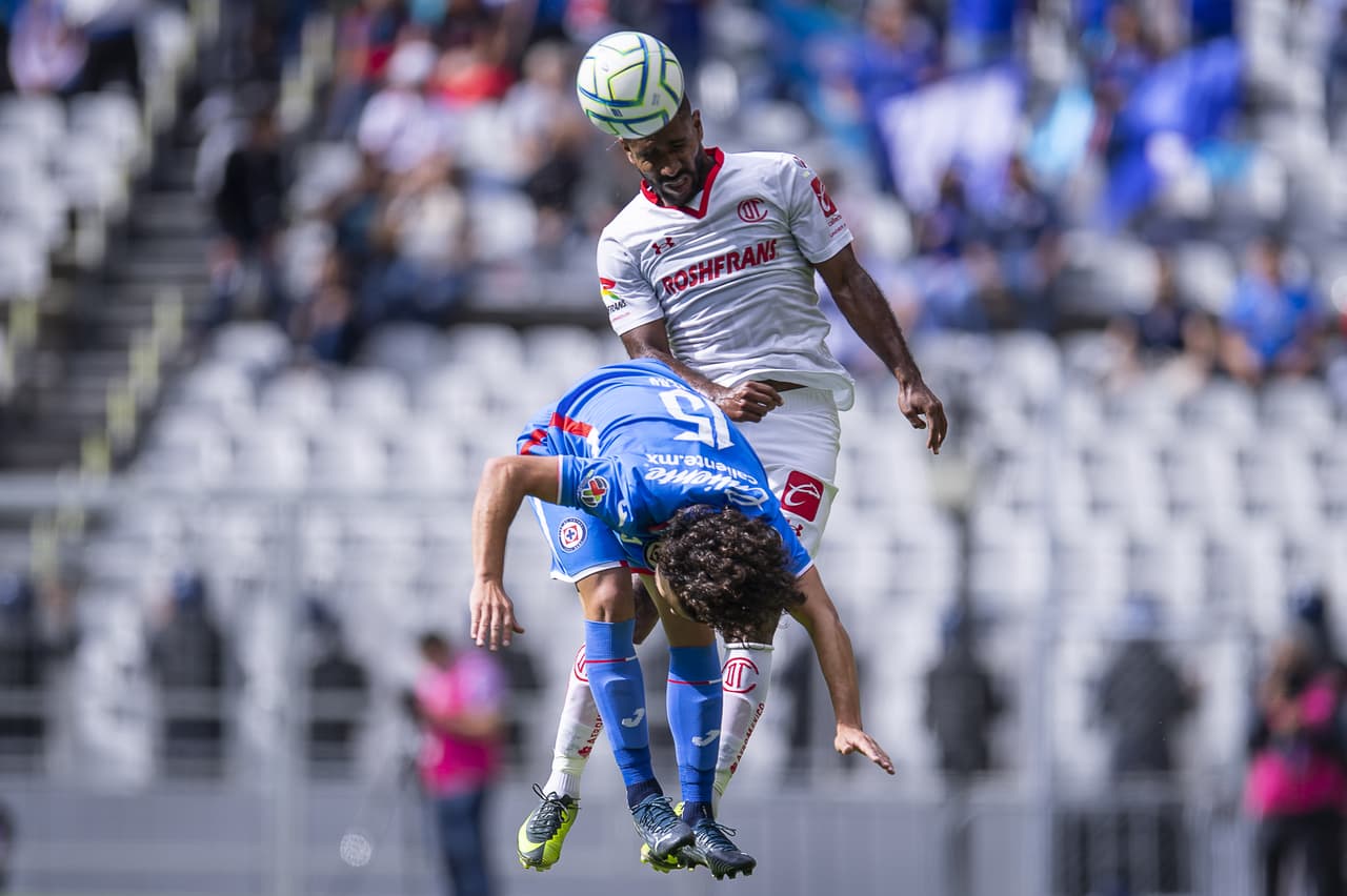 Toluca retomó el liderato del Apertura 2022 al imponerse a Cruz Azul en un partido protagonizado por el arbitraje.