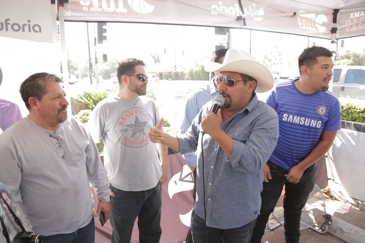 'El Bueno, La Mala y El Feo' entregando boletos en la ciudad de Carson.