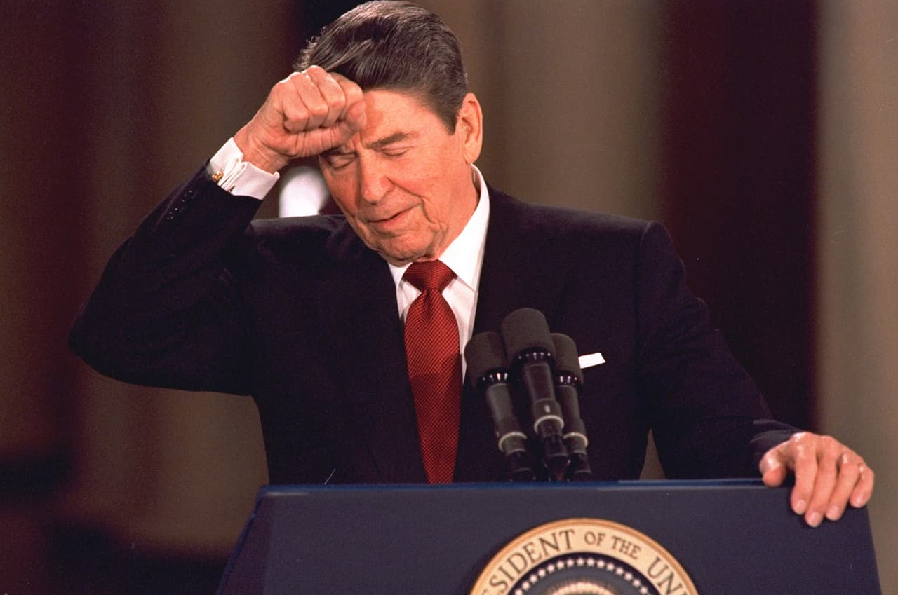 En esta foto de archivo del 19 de marzo de 1987, el presidente Ronald Reagan habla en una conferencia de prensa.