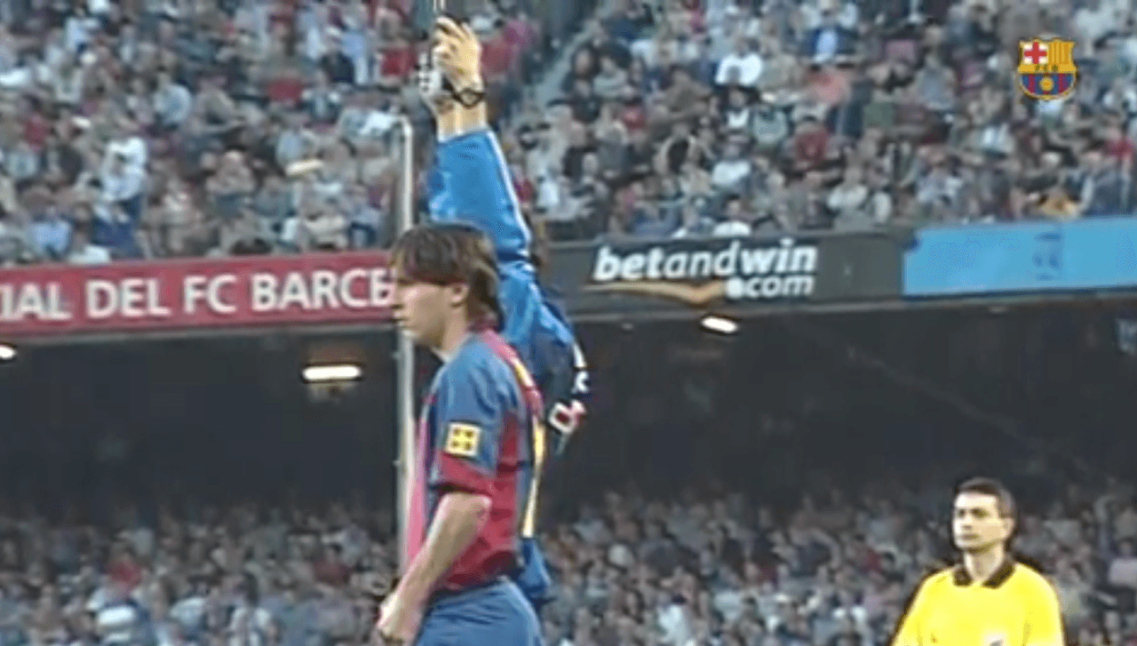 <b>Llegó el momento de brillar en el Camp Nou </b>
<br>- ‘La Pulga’ ingresó de cambio al 88’ en sustitución de Samuel Eto’o.
<br>- A partir de este momento comenzó una nueva historia del futbol moderno y del Barcelona.