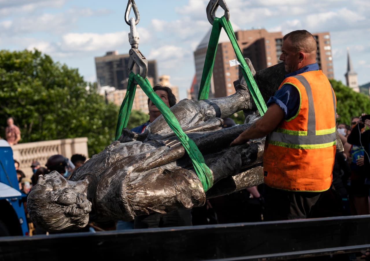 Por qué las estatuas de Colón y los confederados, ICE y las policías están en la mira de las protestas contra el racismo