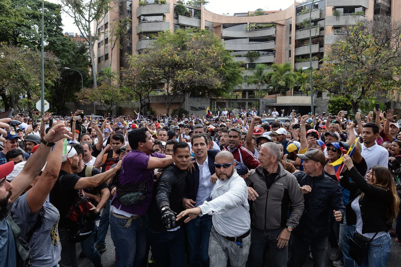 Guaidó es escoltado a la tarima de la concentración en Caracas el 23 de enero. Pertenece al partido Voluntad Popular, fundado por Leopoldo lópez, uno de los presos políticos más importantes en Venezuela.