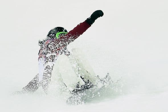 La suiza Ursina Haller también cayó durante la prueba de Snowboard.