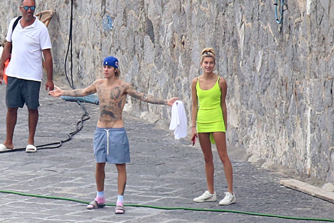 Alec Baldwin es el único familiar que abiertamente ha hablado del tema, aunque este martes también se supo que 
<b><a href="https://people.com/music/justin-bieber-introduces-hailey-baldwin-as-wife-museum-visit/">Justin Bieber ya presenta a Hailey Baldwin como su esposa</a></b>.