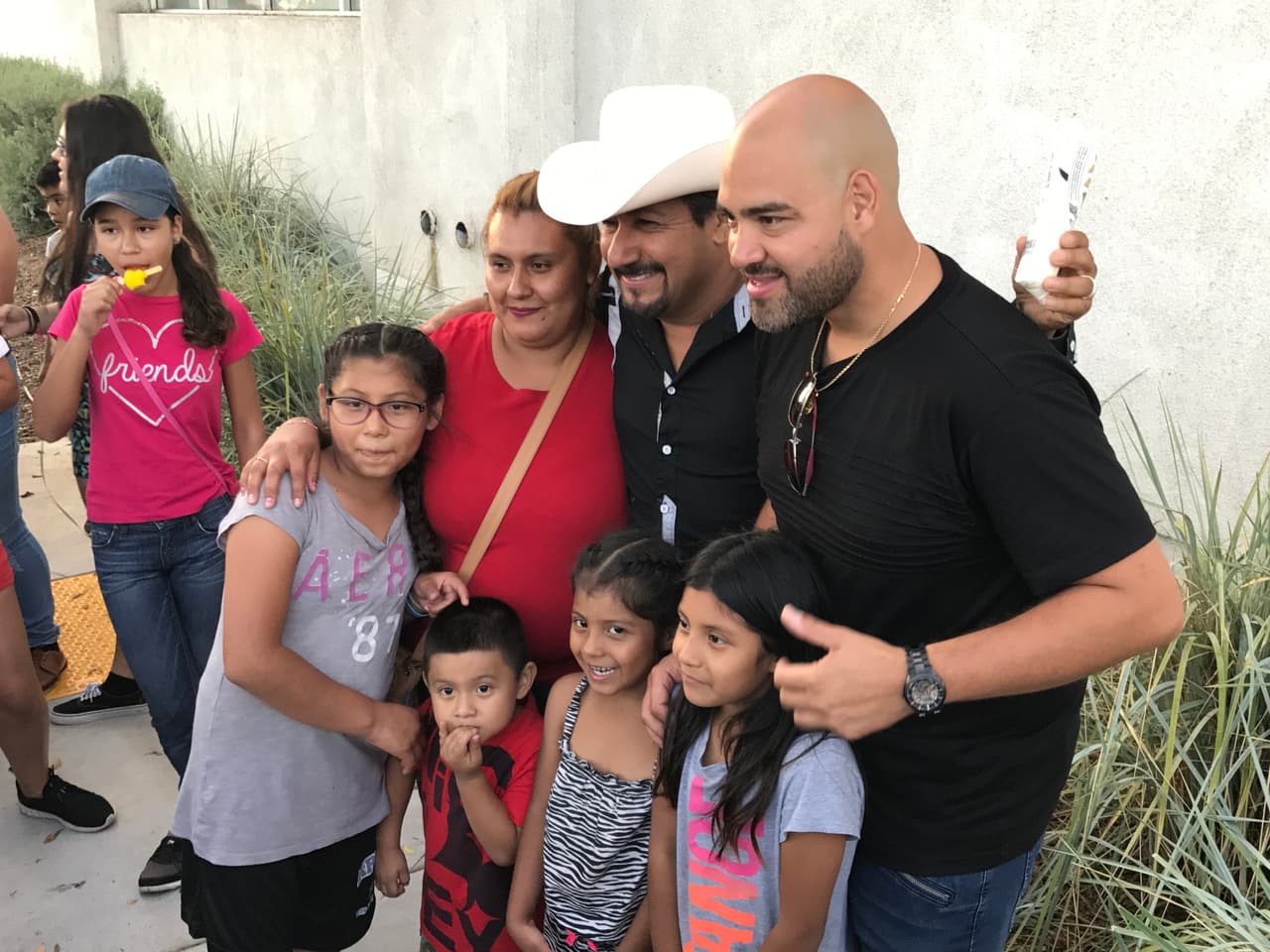 El Bueno, La Mala y El Feo llenaron las calles de seguidores de Christian Nodal para su primer encuentro con sus fans en la ciudad de Los Ángeles.