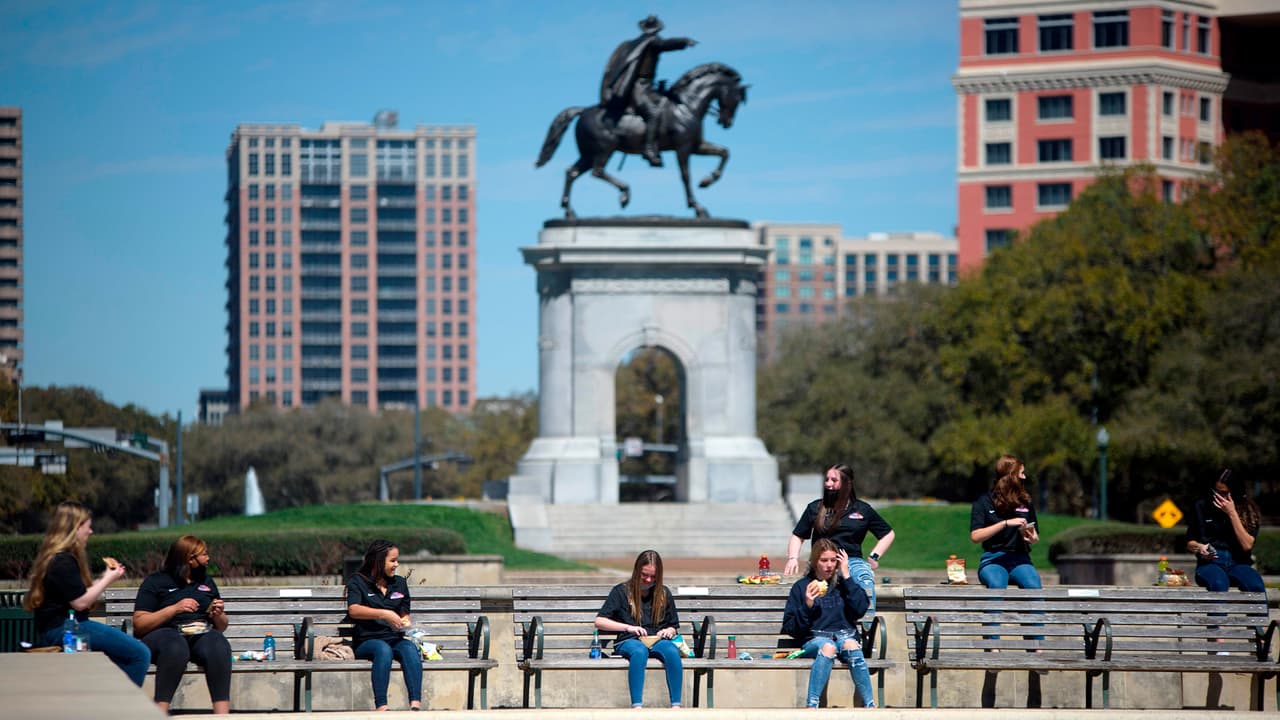 Hermann Park cuenta con 445 hectáreas para disfrutar en familia. Está cerca del centro médico y cuenta con senderos que podrán ser disfrutados por los niños. Sus espacios también son propicios para comer algo y disfrutar de la ciudad que lo rodea.
