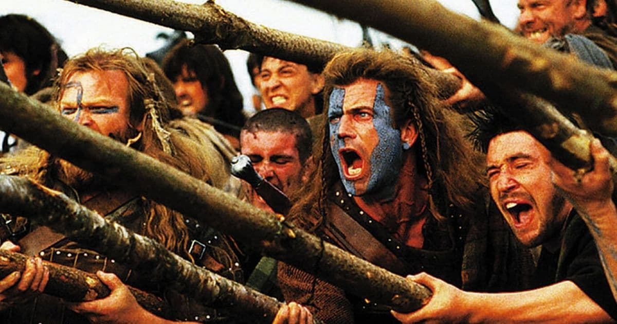 En la trama se muestra que Wallace inicia este movimiento debido a la muerte de su esposa, pero los historiadores aseguran que él no estaba casado y antes ya se había unido a un grupo revolucionario que buscaba independizarse.