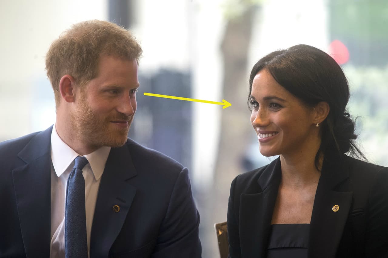 Harry corresponde mirando a Meghan enamorado...