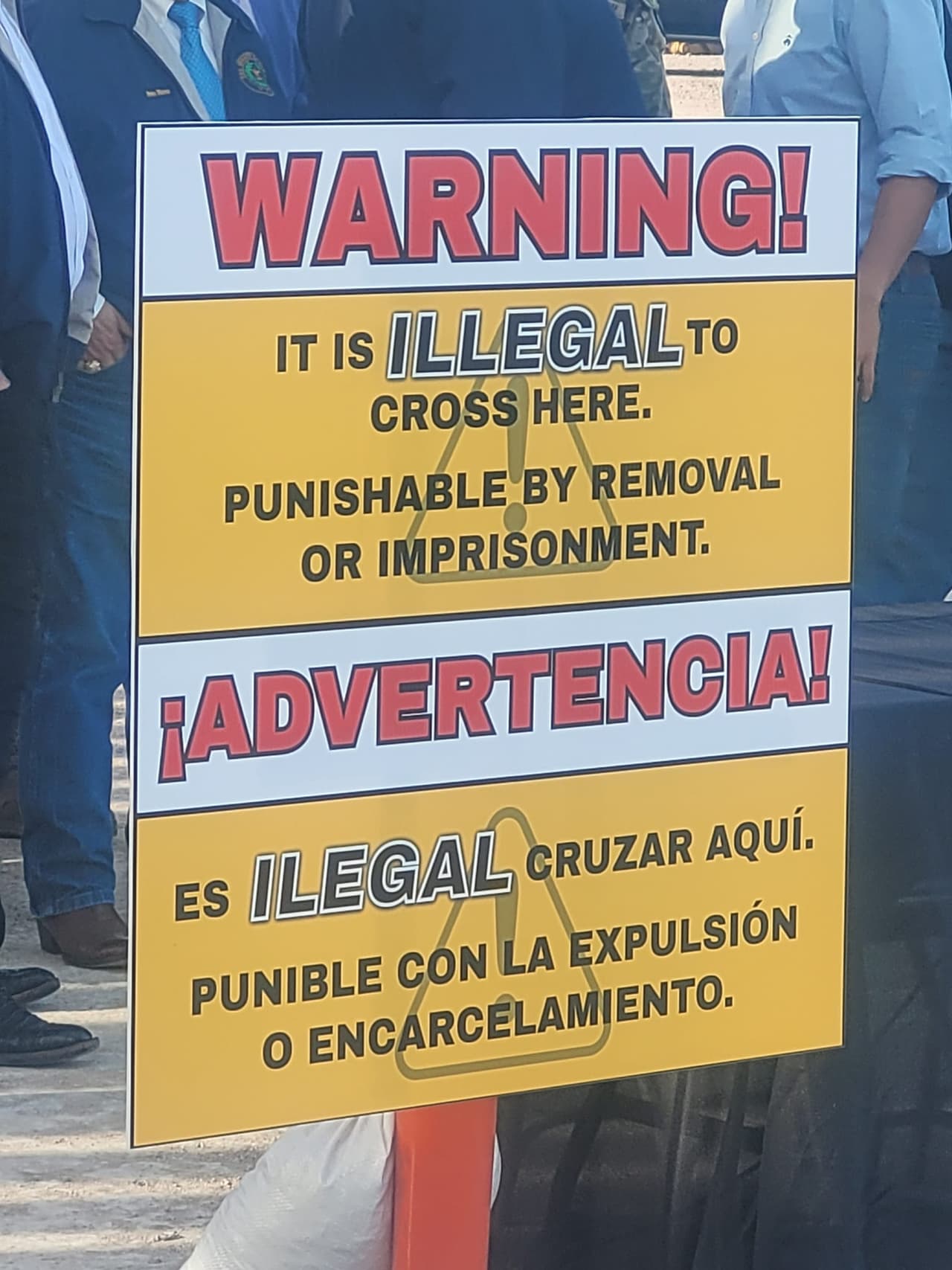 Este es uno de los letreros que han colocado cerca del muro fronterizo en Texas.