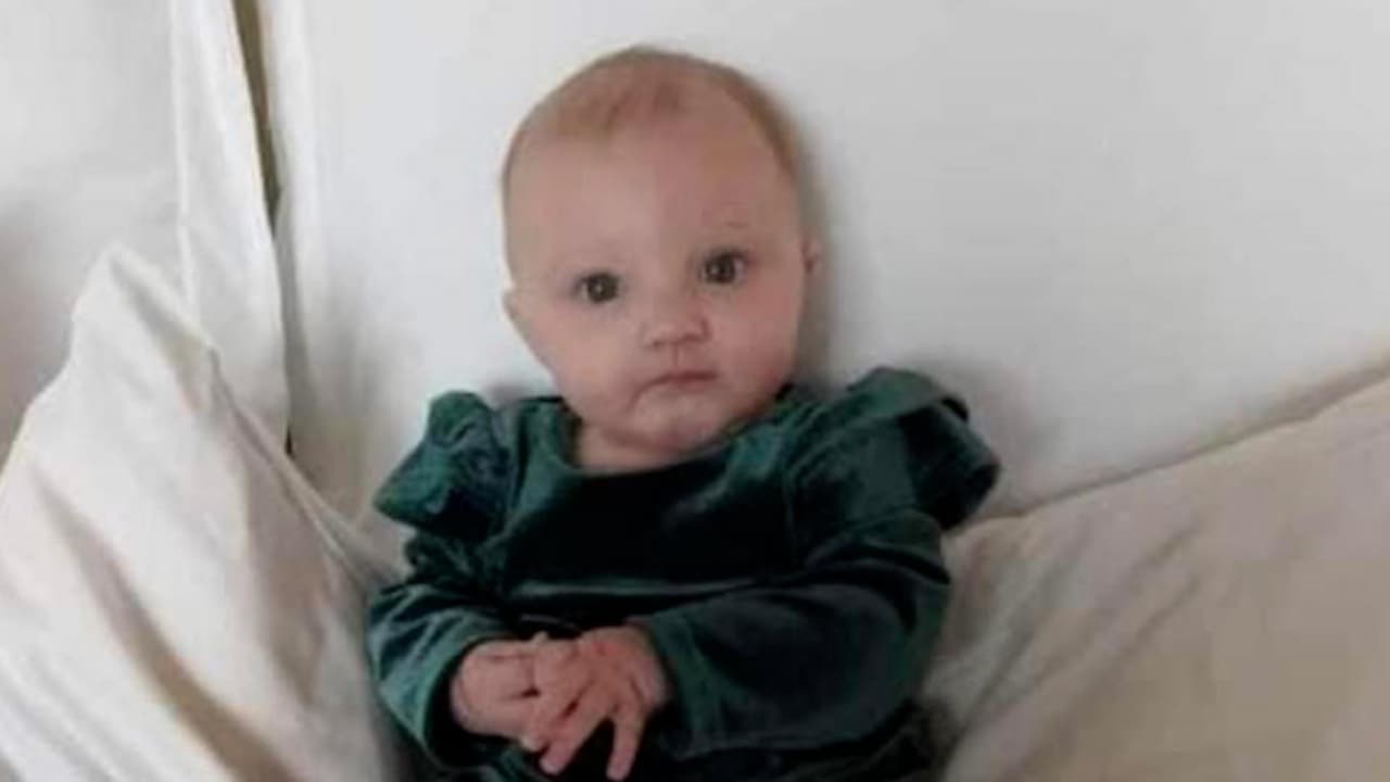 Hallan con vida a la bebé cuya madre apareció muerta en un auto; detienen al padre