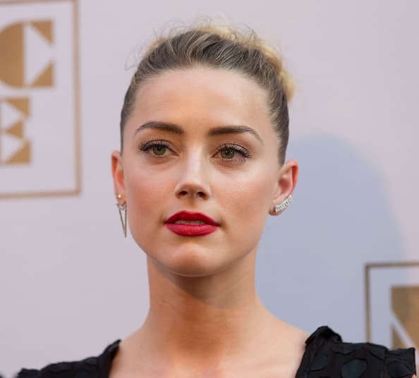 En mayo de 2016, Heard interpuso una orden de alejamiento por una serie de abusos violentos que supuestamente cometió Johnny Depp en su contra.