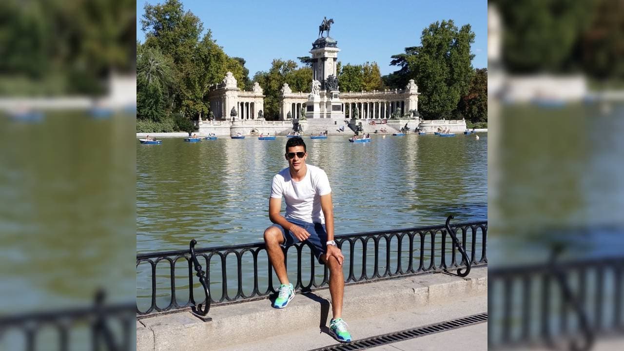 El goleador mexicano visitó el Parque del Retiro de Madrid, España.