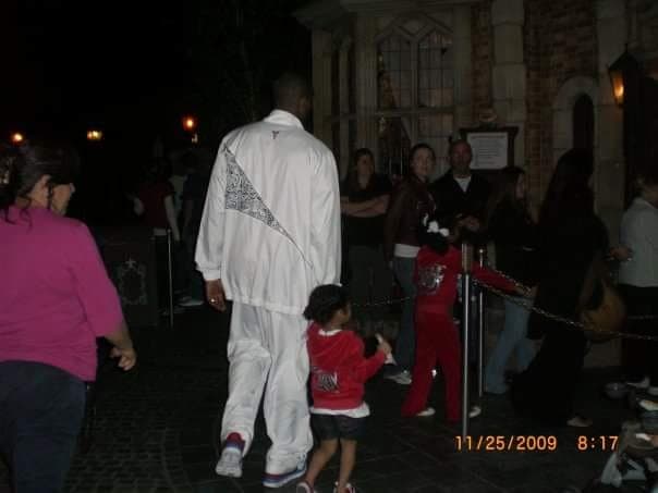 "En Disneyland con Gigi. Estábamos allí para el cumpleaños de mi hijo en el 2009".