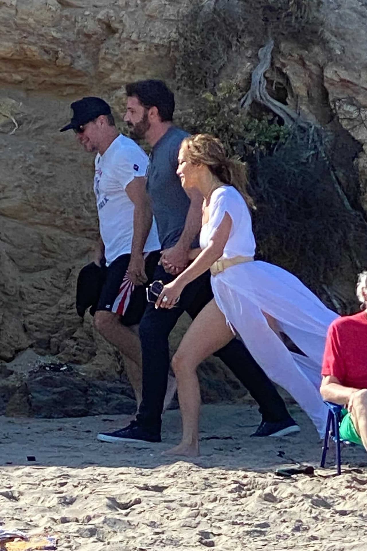 Luego de su salida a cenar, JLo y Ben Affleck fueron captados el domingo 8 de agosto caminando por la playa en Malibú, cerca de Paradise Cove, 
<b><a href="https://www.univision.com/famosos/matt-damon-confiesa-que-sus-4-hijas-se-han-resistido-totalmente-a-ver-su-exito-good-will-hunting-fotos" target="_blank">acompañados de Matt Damon</a></b>, el mejor amigo del actor. 
<br>