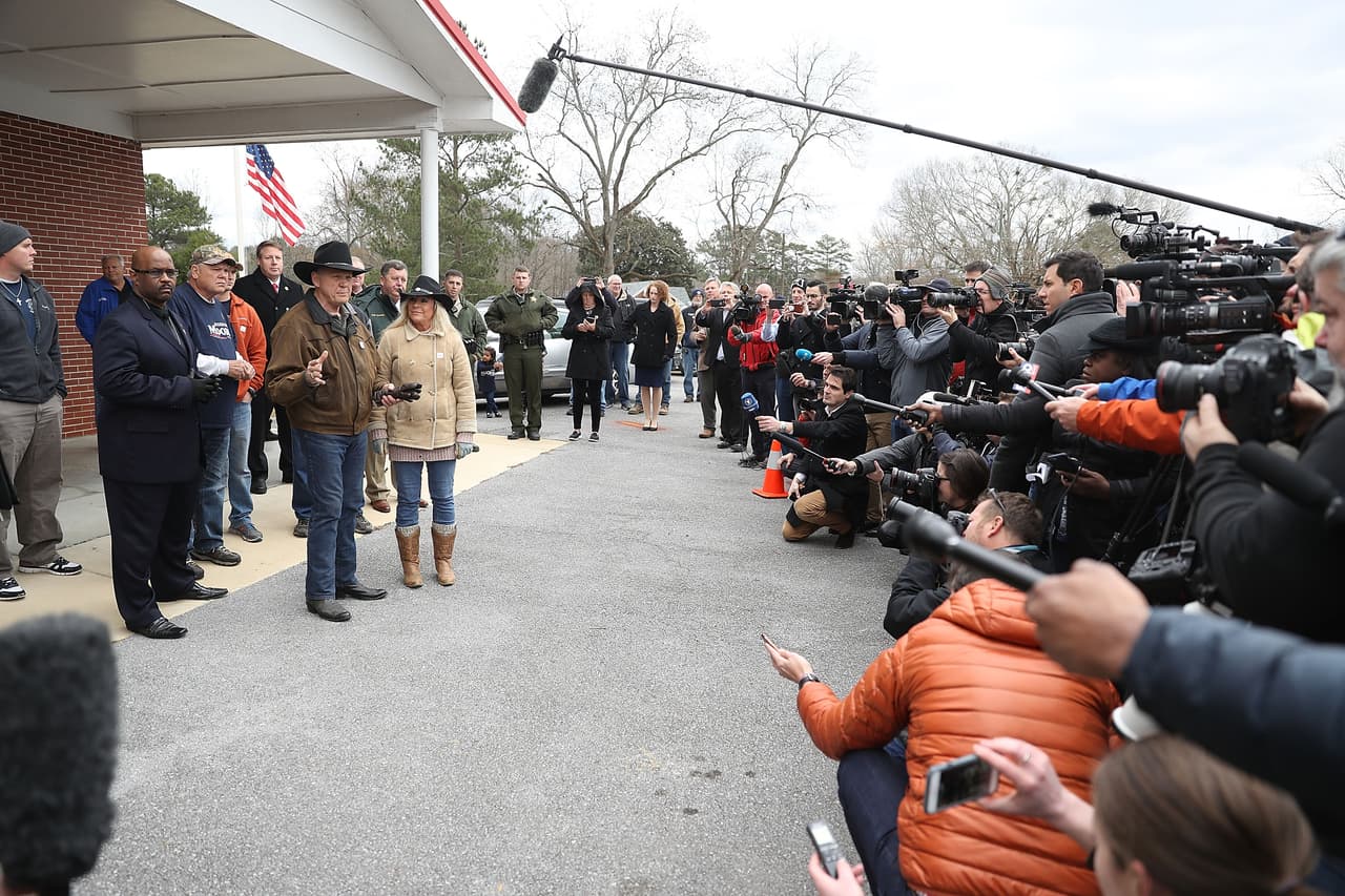 Moore, acompañado de su esposa, habló con varios periodistas luego de votar.