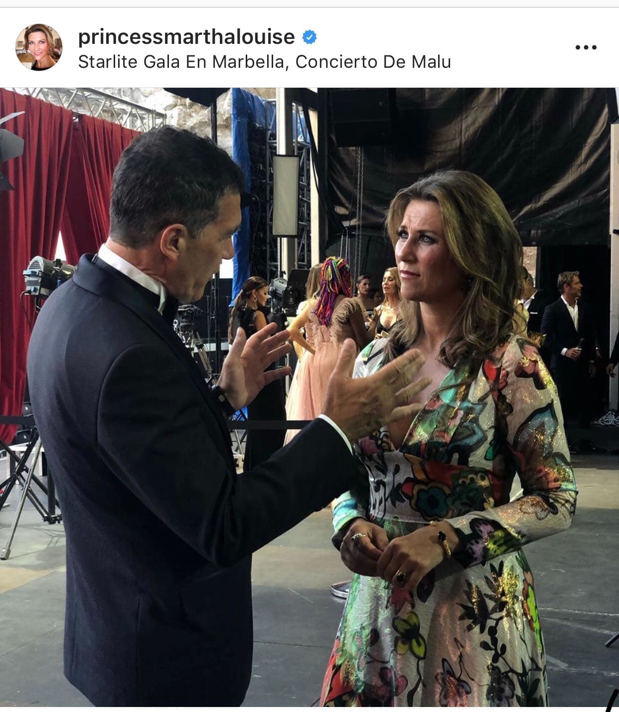 En sus fotos, aparece de nueva cuenta con Antonio Banderas, pero también con otro cantante mexicano.