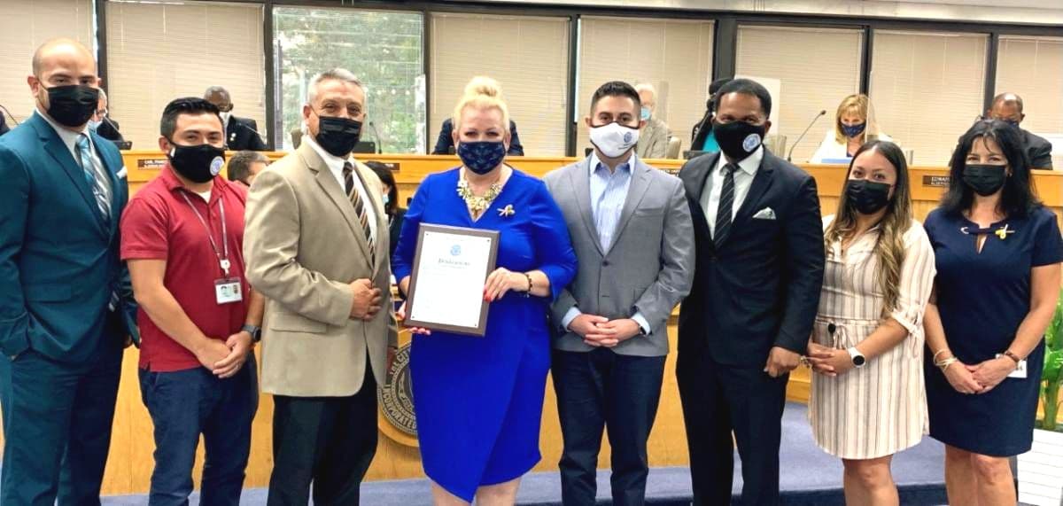 <h3 class="cms-H3-H3">Proclamación del Mes de la Herencia Hispana</h3>
<br>El alcalde Richard Irvin (tercero desde la derecha) emitió una proclamación para el Mes de la Herencia Hispana durante la reunión del Concejo Municipal de Aurora el 14 de septiembre. Se le unieron funcionarios de la ciudad (de izquierda a derecha), director de Comunicaciones Tony Martinez; el ingeniero informático Miguel Flores; Vicealcalde Guillermo Trujillo, Concejal del Distrito 2 Juany Garza, Concejal del Distrito 1 Emmanuel Llamas, Secretaria Municipal Adjunta Socorro Flores y Traductora de la Ciudad Silvana Lecaros.